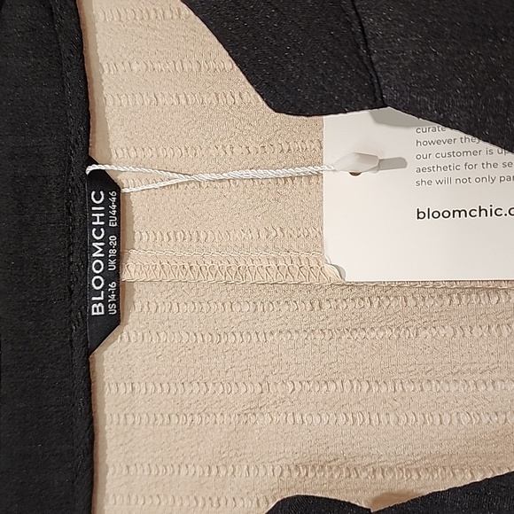 NEW Bloomchic textured tan blouse with black contrast accents 1x - Picture 4 of 5